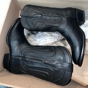 Looking to sell brand new, never worn, in box (just don’t fit me)!! Women’s 7